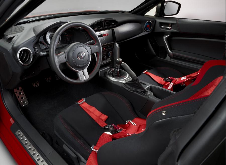 Интерьер Scion FR-S Pro/Celebrity Race by TRD 2013 года  (фото 4 из 13)